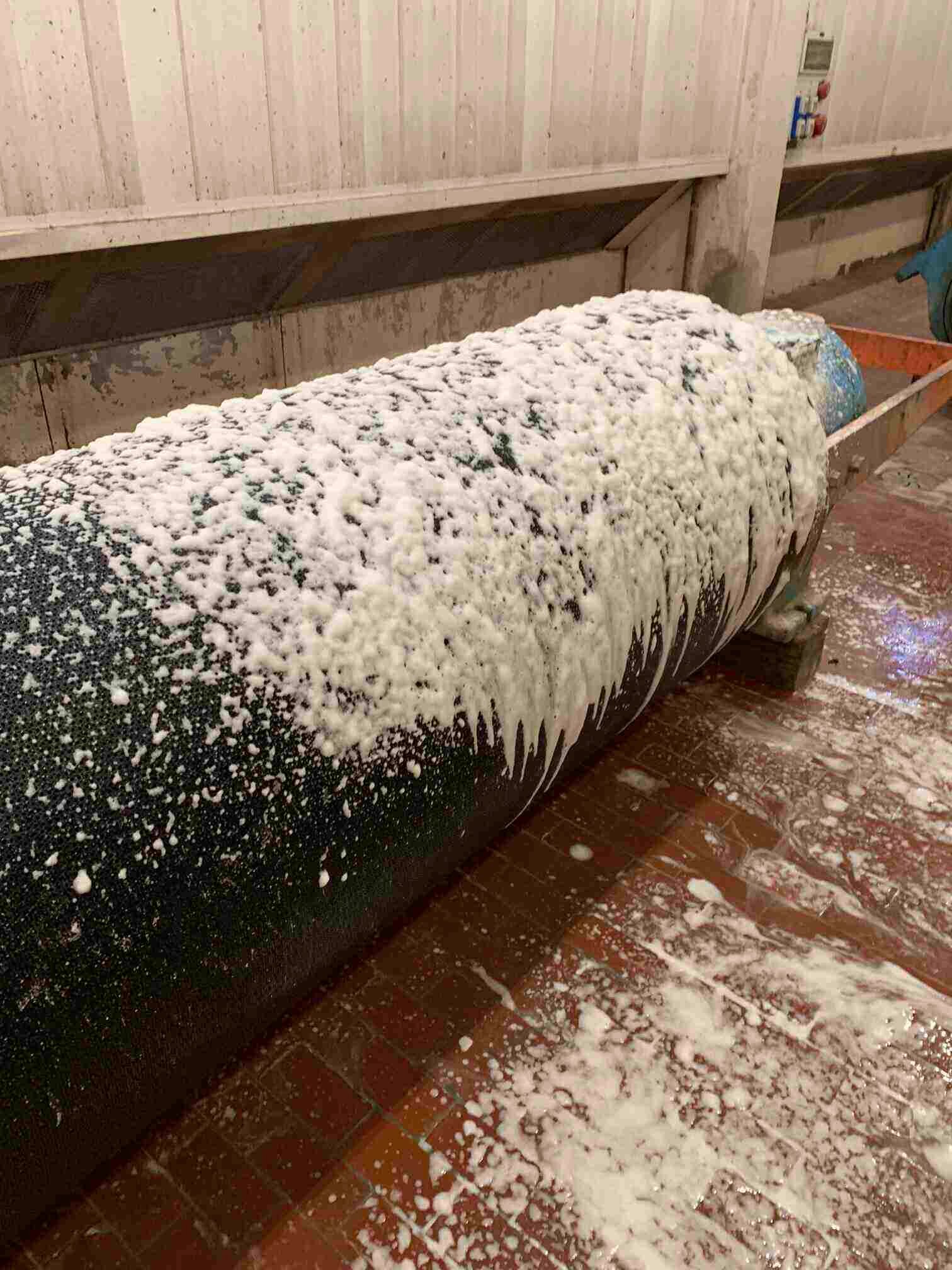 Foam cleaning of suction roll Foam cleaning of suction roll